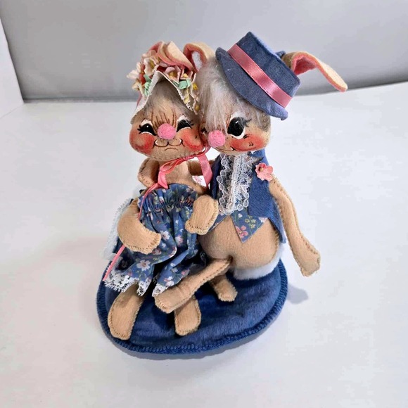Annalee Easter Bunnies 1988 - Couple Figurine Spring Decor Shelf Sitter‎ - Picture 1 of 6